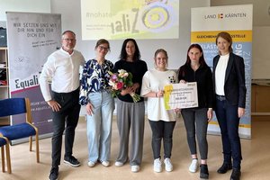 Norbert Lamprecht (Direktor/Schulleiter MS Moosburg), Darja Mischkulnig-Stojanovska (Projektleitung EqualiZ), Christine Koch (Lehrerin für Digitale Grundbildung MS Moosburg), Schüler:innen 4. Klasse, Susanne Ebner. Foto: LPD/EqualiZ