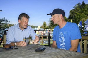 Bürgermeister Christian Scheider im Gespräch mit Gästen des Strandbades Maiernigg. Foto: StadtKommunikation / Hude