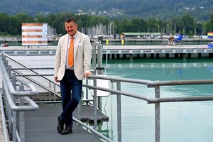 Bürgermeister Christian Scheider vor dem Lift mit der speziellen Sitzvorrichtung, der direkt ins Wasser führt. Foto: StadtKommunikation/Bauer