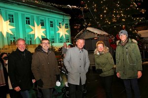 Bürgermeister Christian Scheider, Stadträtin Sandra Wassermann, Gemeinderat Manfred Jantscher, Hemuth Micheler (Klagenfurt Tourismus) und Marktkoordinator Alexander Adamitsch bei der Eröffnung des diesjährigen Christkindlmarktes. Foto: SK / Krainz