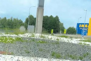 Steinwüste Kreisverkehr soll wieder grün werden. Foto: KK