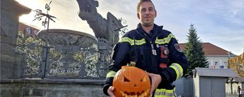 Halloween-Scherz: Feuerwehr musste aus dem Maul des Lindwurms einen Kürbis entfernen
