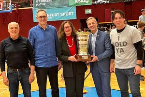 Sportstadträtin DI Constance Mochar und Gemeinderat Michael Gussnig gratulierten den Wörthersee Piraten bei der Meisterfeier zum Titel. Foto: Büro Mochar