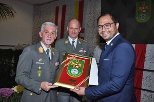 Militärkommandant Brigadier Walter Gitschthaler, Presseoffizier Oberst Gigacher und Präsident John Patrick Platzer (Soldaten mit Herz). Foto: Bundesheer/Arno Pusca