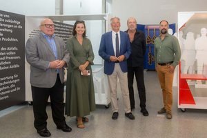 Ausstellung BOX Blauer Würfel. Igor Pucher, Brigitte Winkler-Komar (Kulturabteilungsleiterin), LH Peter Kaiser, Walter Hösel, Sebastian Horvath. Foto: LPD Kärnten/Stein