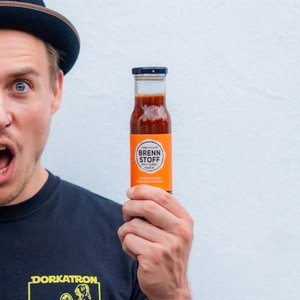 Tommy Hlatky mit seiner neuen Currysauce, die zur besten Europas gewählt wurde. Foto: Bernhard Schindler