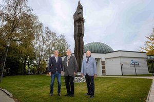 v.l.n.r.: Harald Kogler (Aufsichtsratsvorsitzender Kärntner Messen), Karl Brandstätter (Künstler) und Walter Ebner (Landesvorsitzender des Vereines Rettet das Kind). Foto: Kärntner Messen