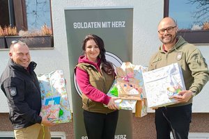 v.r.: Vereins-Präsident John Patrick Platzer mit Vizepräsidentin Imrana Jashari und Schatzmeister Martin Kusternigg. Foto: „Soldaten mit Herz“