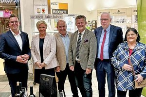 Bürgermeister Christian Scheider und Gemeinderätin Ulrike Herzig mit der Delegation aus Nova Gorica bei der Informationsveranstaltung im Südpark Klagenfurt. Foto: Büro Bürgermeister