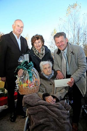 Jubilarin Leopoldine Dolejsi mit Bürgermeister Christian Scheider, Tochter Waltraud und Schwiegersohn Walter Fischer bei ihrer Geburtstagsfeier im Adventgarten des Generationenparks Waidmannsdorf. Foto: StadtKommunikation/Krainz