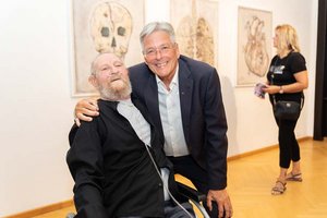 LH Peter Kaiser mit Künstler Johann Holzfeind-Wieltschnig. Foto: LPD Kärnten/Gleiss