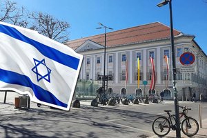 Unbekannter wollte Israel-Fahne vorm Rathaus anzünden und herunterreißen. Foto: Mein Klagenfurt