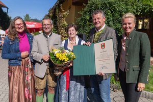 Stadträtin DI Constance Mochar, Stadtrat Mag. Franz Petritz, Klara Schifferl, Bürgermeister Christian Scheider und Stadträtin Sandra Wassermann, BA MA (v.l.n.r.) bei der Verleihung der Dank- und Anerkennungsurkunde. Foto: StadtKommunikation/Zangerle