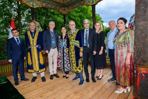 Die Freude über die Wiedereröffnung des Tadschikischen Teehauses war bei den Gästen aus Tadschikistan und den Vertretern der Stadtpolitik groß. Foto: StadtKommunikation/Hude