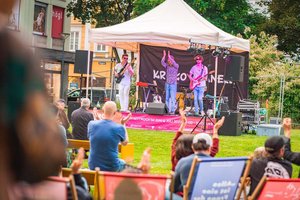 BesucherInnen genießen die Livemusik im Kardinalviertel. Foto: derSchindler