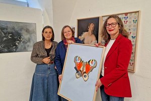 Stadträtin Constance Mochar, Akademie-Vizeleiterin und Künstlerin Roswitha Bucher-Sakowski (mit Werk von Carolin Meinl) sowie Astrid Malle vom Klagenfurter Frauenbüro laden zur Ausstellung am 1. März ein. Foto: SK