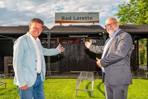 Bürgermeister Christian Scheider und STW-Vorstand Erwin Smole freuen sich, dass das Strandbad Loretto nach den starken Regenfällen wieder seinen Betrieb aufnehmen kann. Foto: STW/Hude