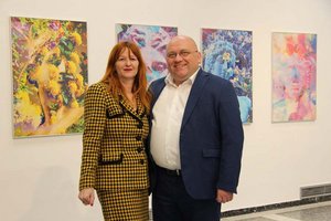 Kulturabteilungsleiter Mag. Alexander Gerdanovits mit Eva Asaad bei der Ausstellungseröffnung. Foto: StadtKommunikation