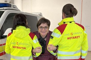 Landesrätin Prettner übergab neue Einsatzbekleidung an rund 150 Notärztinnen und Notärzte in Kärnten. Foto: Büro Prettner