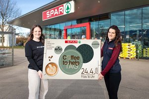 Jugendliche der youngCaritas unterstützen gemeinsam mit SPAR-MitarbeiterInnen den SPAR Coffee to help-Tag. Am Foto Sarah Lerchster und Fata Kurtovic vom SPAR-Supermarkt in der Lodengasse in Klagenfurt. Foto: SPARgleissfoto
