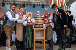 Oliver Plieschnig (Standortleiter Brau Union Villach), Gerda Sandriesser (Obfrau Verein Villacher Kirchtag), LH Peter Kaiser und Kurt Maschke (Villacher Bauerngman). Foto: Büro Kaiser