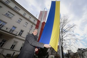 LH Peter Kaiser hisst ukrainische Flagge vor der Landesregierung. Foto: Landespressedienst Kärnten/Bauer