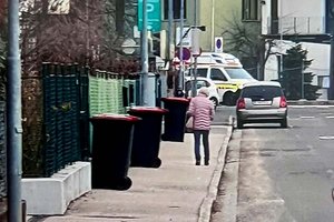 Viele Gehsteige in Klagenfurt sind viel zu schmal. Die dort abgestellten Tonnen versperren massiv die Wege. Das ist eine enorme Hürde für ältere Menschen und Personen mit Beeinträchtigungen. Foto: zVg