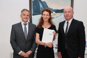 Prim. PD Dr. Lahousen-Luxenberger mit KABEG-Vorstand Dr. Arnold Gabriel (re.) und MD Dr. Dietmar Alberer (li.). Foto: KABEG/Wajand