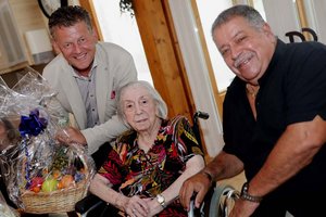 Die Jubilarin Maria Fuchs und ihr Sohn Gerald freuten sich über den Besuch von Bürgermeister Christian Scheider. Foto: StadtKommunikation/Wajand