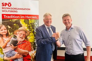 Landeshauptmann und SPÖ-Landesparteivorsitzender Peter Kaiser gratuliert Daniel Fellner. Foto: SPÖ Kärnten