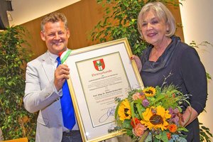 Ehrenurkunde für Rektorin Prof. Mag. Dr. Marlies Krainz-Dürr. Foto: StadtKommunikation/Hude