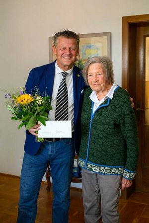 Bürgermeister Christian Scheider gratulierte der Jubilarin Gertrude Messner zu ihrem Ehrentag. Foto: StadtKommunikation / Hude