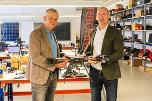 Wirtschaftsreferent Stadtrat Max Habenicht und AIR6 SYSTEMS Geschäftsführer Alexander Fraess-Ehrfeld mit der AIR4-Drohne am Standort in der Pharmaziegasse 5. Foto: StadtKommunikation / Zechner
