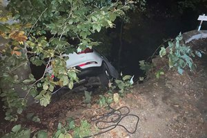 Spektakulärer Unfall in Viktring: Bäume bewahrten Auto vor 30 Meter Absturz. Foto: Bergrettung Klagenfurt