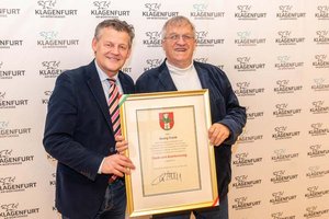 Bürgermeister Christian Scheider ehrte Georg Frank mit der Dank- und Anerkennungs Urkunde der Landeshauptstadt Klagenfurt. Foto: StadtKommunikation/Wiedergut