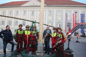 tadtrat Max Habenicht bedankte sich bei den Mitarbeitern von Berufsfeuerwehr und Stadtgarten für das Aufstellen des Maibaums. Foto: StadtKommunikation/Krainz