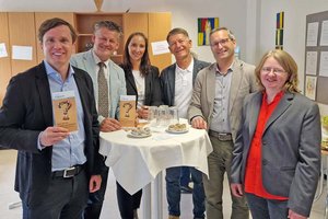 Vzbgm. Ronald Rabitsch, Bürgermeister Christian Scheider, Mag. Kerstin Fanzott (Leiterin der Suchtberatung), Mag. Josef Saliternig (Alkoholberatung), Gesundheitsreferent Stadtrat Mag. Franz Petritz und Elisabeth Grabner, MSc (Alkoholberatung). Foto: SK/Glinik