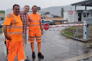 Gemeinderat Michael Gussnig mit Mitarbeitern von der Altstoffsammelstelle Süd, vorm neuen Schranken. Foto: zVg