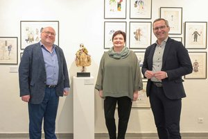 Kulturreferent Stadtrat Mag. Franz Petritz, Kulturamtsleiter Mag. Alexander Gerdanovits und Stadtgalerie-Leiterin Mag. Beatrix Obernosterer bei der Ausstellungseröffnung in der „theatergalerie“. Foto: StadtKommunikation / Evelyn Hronek