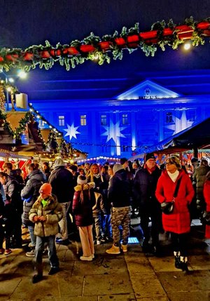 Der Christkindlmarkt am Neuen Platz ist einer der größten Adventmärkte der Alpe-Adria-Region.