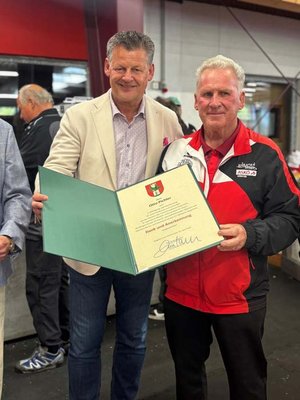Bürgermeister Christian Scheider überreicht Otto Pichler die „Dank und Anerkennung“-Urkunde für 50 Jahre Engagement für den EV Edelweiss Klagenfurt. Foto: Büro Bürgermeister Scheider