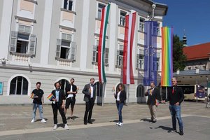 Regenbogenfahne vor dem Rathaus