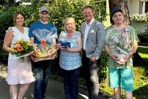 Bürgermeister Christian Scheider überreicht als Abschiedsgeschenk Melitta Morak den Steinernen Fischer. Foto: Büro Bürgermeister