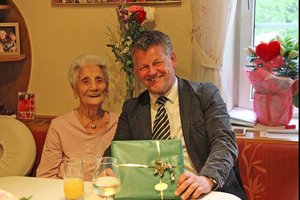 Bürgermeister Christian Scheider gratuliert Sophie Terpetschnig zum 100. Geburtstag. Foto: StadtKommunikation