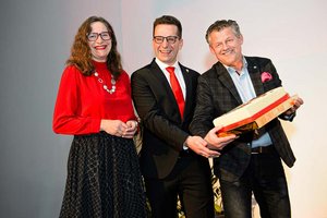 Bürgermeister Christian Scheider und Sportstadträtin DI Constance Mochar gratulierten Mag. René Riepan (Obmann Eislaufverein Wörthersee) zum 135-Jahr-Jubiläum des Eislaufverein Wörthersee und überreichten eine Torte. Foto: StadtKommunikation / Hude