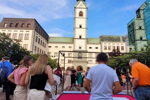 „Svobodni! Befreit!“ Fest am Domplatz: Erinnerungskultur zum Mitfeiern. Foto: Mein Klagenfurt