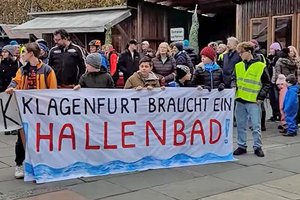 Das Bild zeigt die Demo am Neuen Platz in Klagenfurt für ein Hallenbad vom 9. November 2024. Foto: Mein Klagenfurt