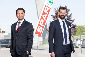 Florian Kainz und Georg Schweiger übernehmen den Bereich Expansion und Projektentwicklung der SPAR-Zentrale Maria Saal. Foto: SPAR/gleissfoto 
