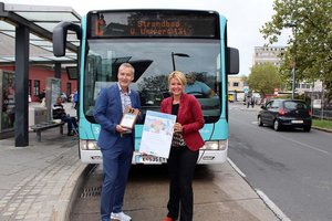 Referentin für ÖPNV Stadträtin Sandra Wassermann, BA und Dr. Wolfgang Hafner (Leiter Abteilung Klima und Umweltschutz) freuen sich sehr über die VCÖ-Mobilitätspreis-Auszeichnung. Foto: StadtKommunikation / Kaimbacher