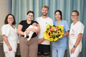 vlnr: Hebamme Mag. Karin Lagger, Mama Elena, Sohn Luis Simon, Papa Julian, Hebamme Sofia Ruttnig und Dr. Alissa Lexer, BSc. Foto: KABEG